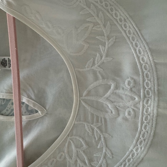 Beautiful white top, perfect for a night out!  NWOT. - Picture 4 of 6